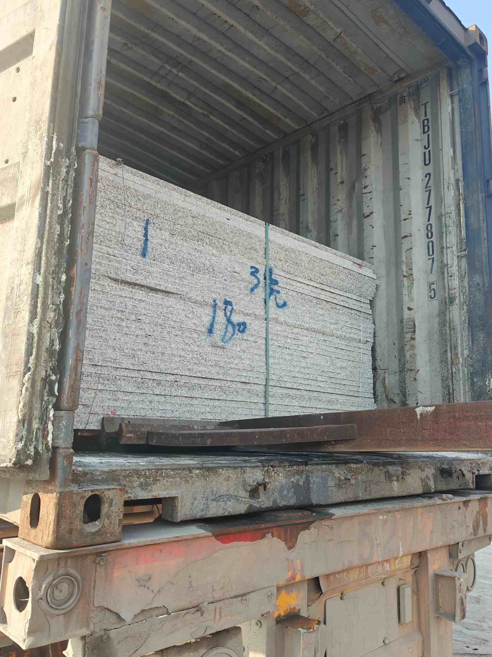 宁夏 芝麻白花岗岩石材3.0公分光面毛板装柜出货