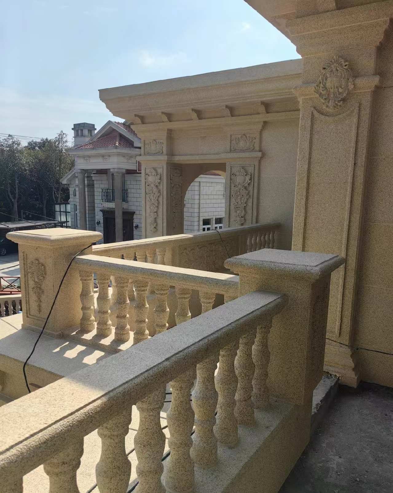 宁夏 黄金麻别墅外墙干挂雕花配合阳台栏杆花瓶柱