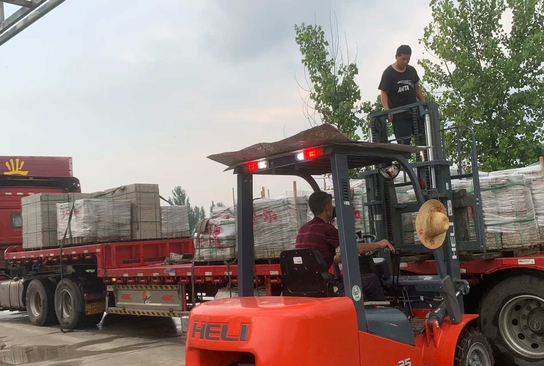 宁夏 黄金麻冰裂纹，地铺石装车