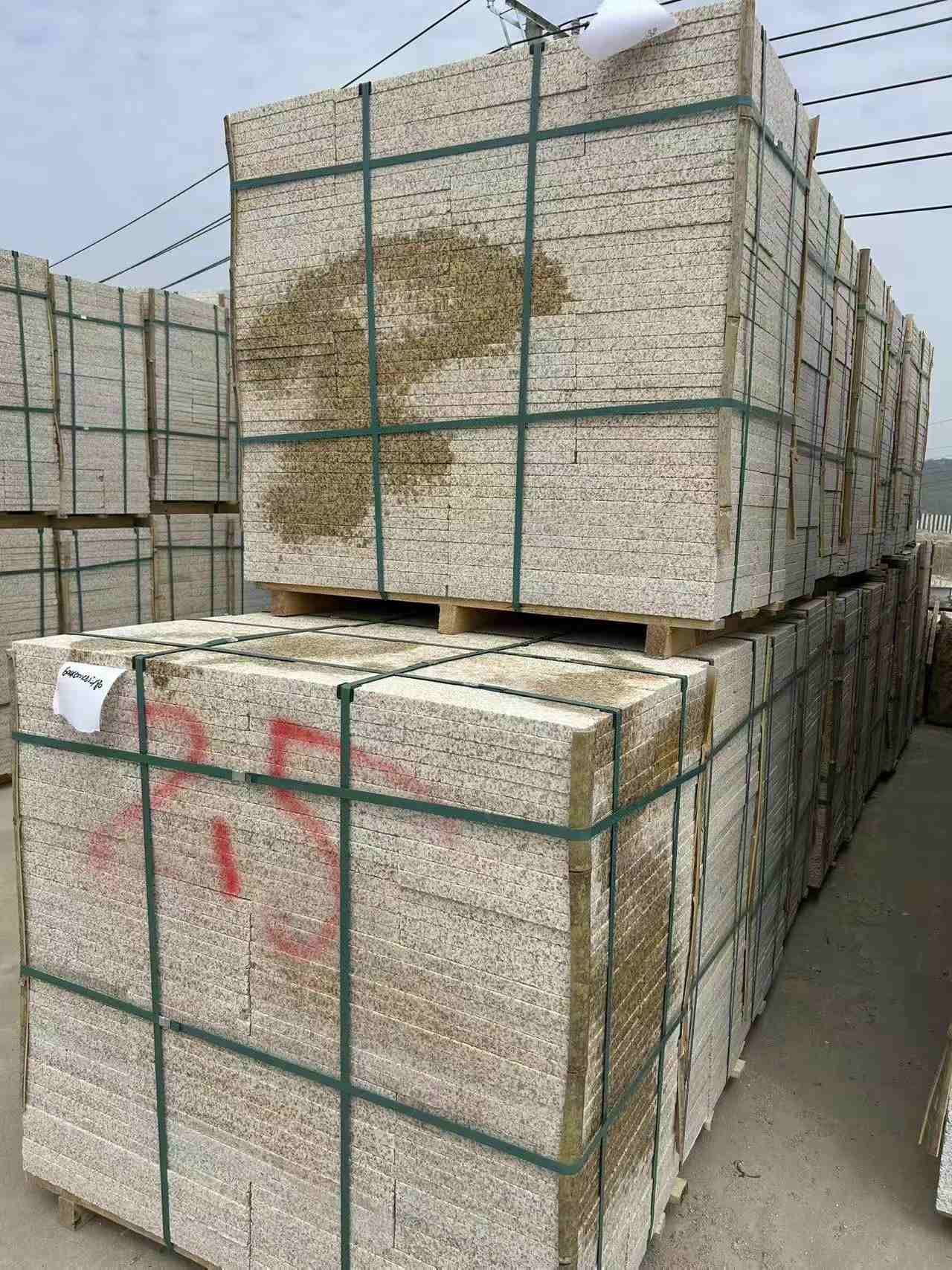 宁夏 黄金麻花岗岩石材荔枝面地铺石2.5*300*600