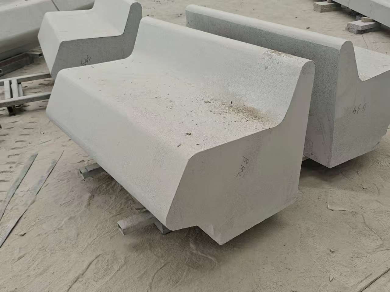 宁夏 芝麻白花岗岩异形坐凳，石凳