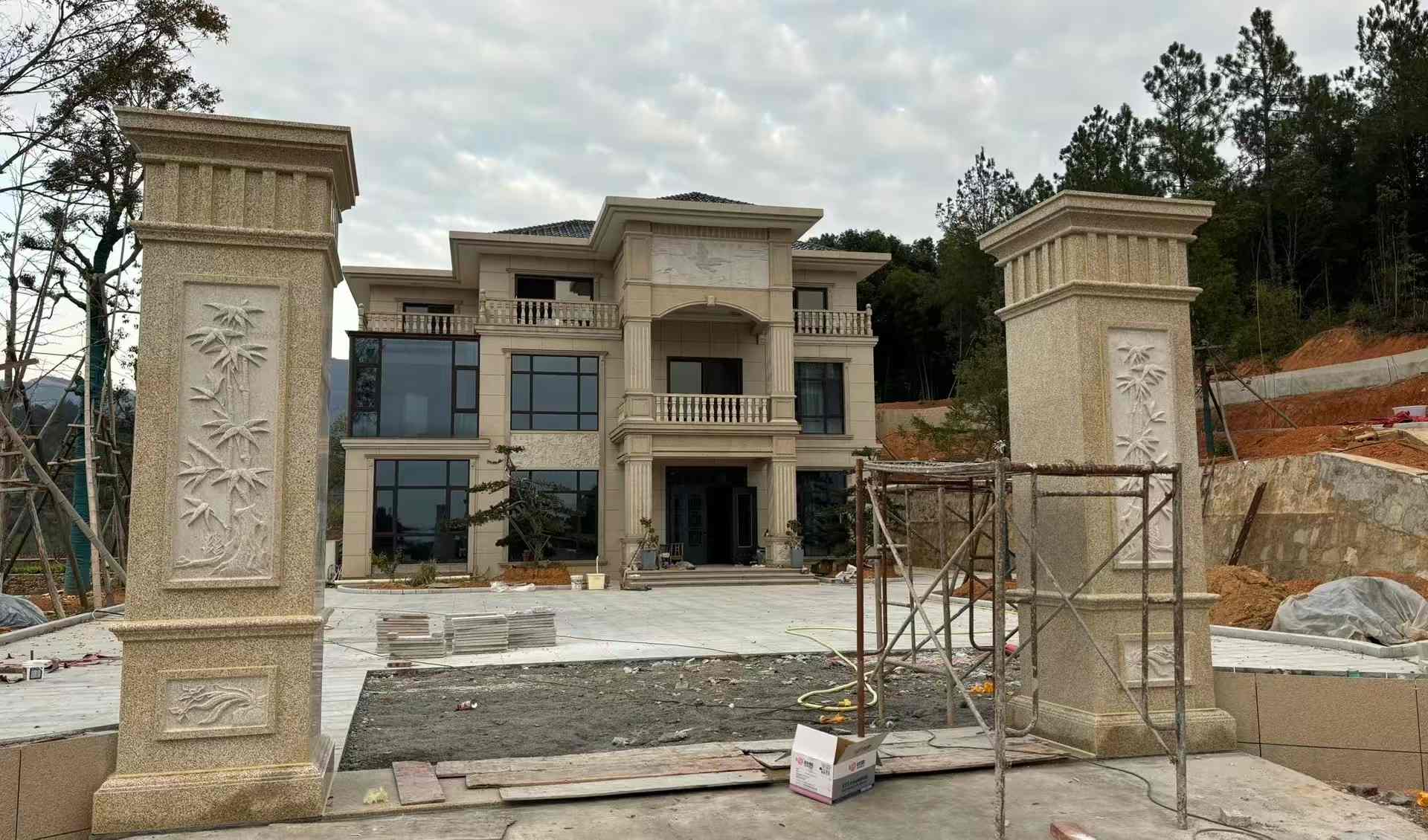 宁夏 黄金麻花岗岩别墅雕花外墙干挂配上门口雕花罗马柱