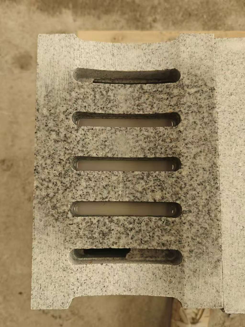 宁夏 芝麻白拉丝面花岗岩U型开槽排水槽