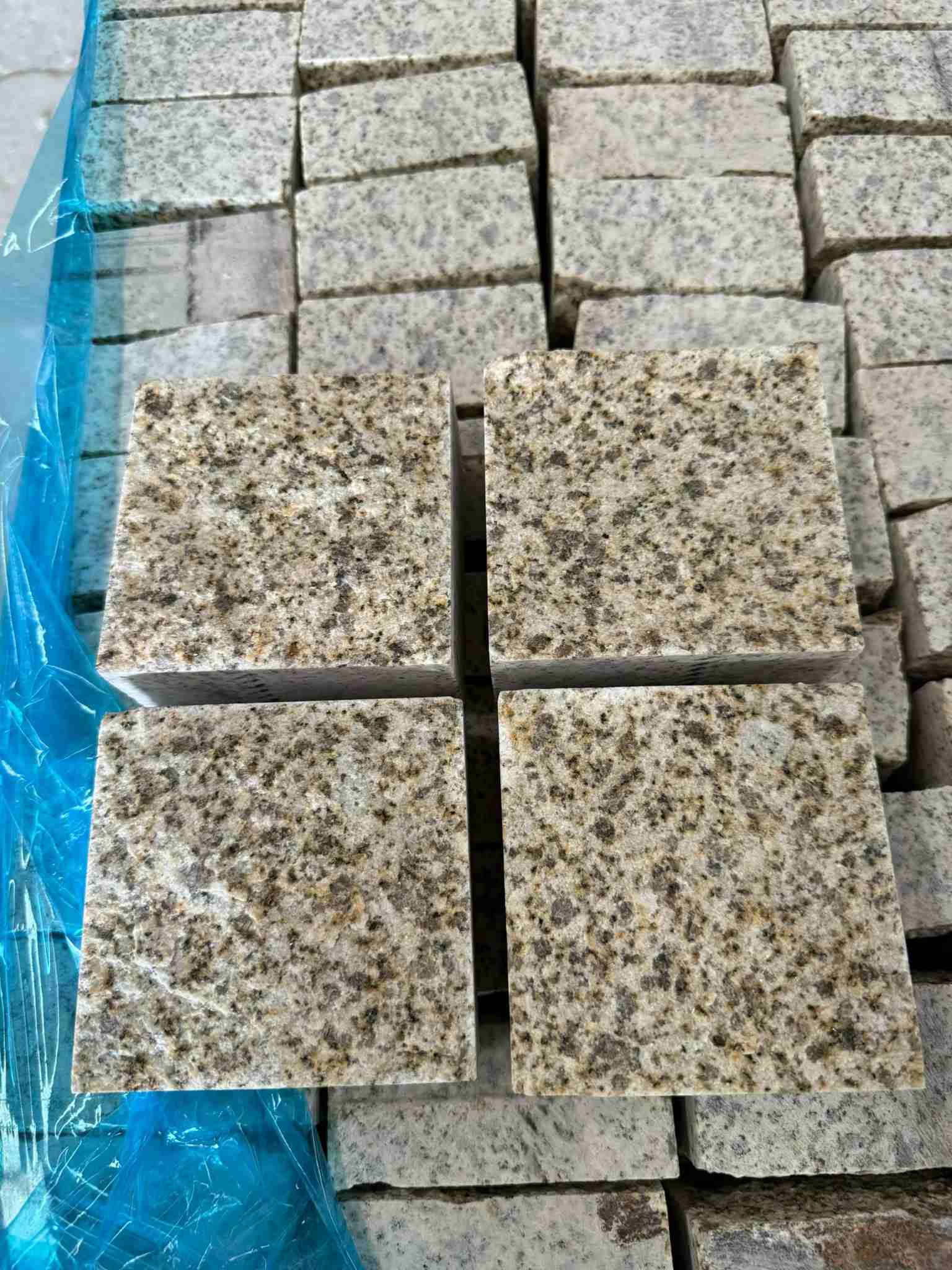 宁夏 黄金麻花岗岩自然面小方块，弹石，马蹄石等