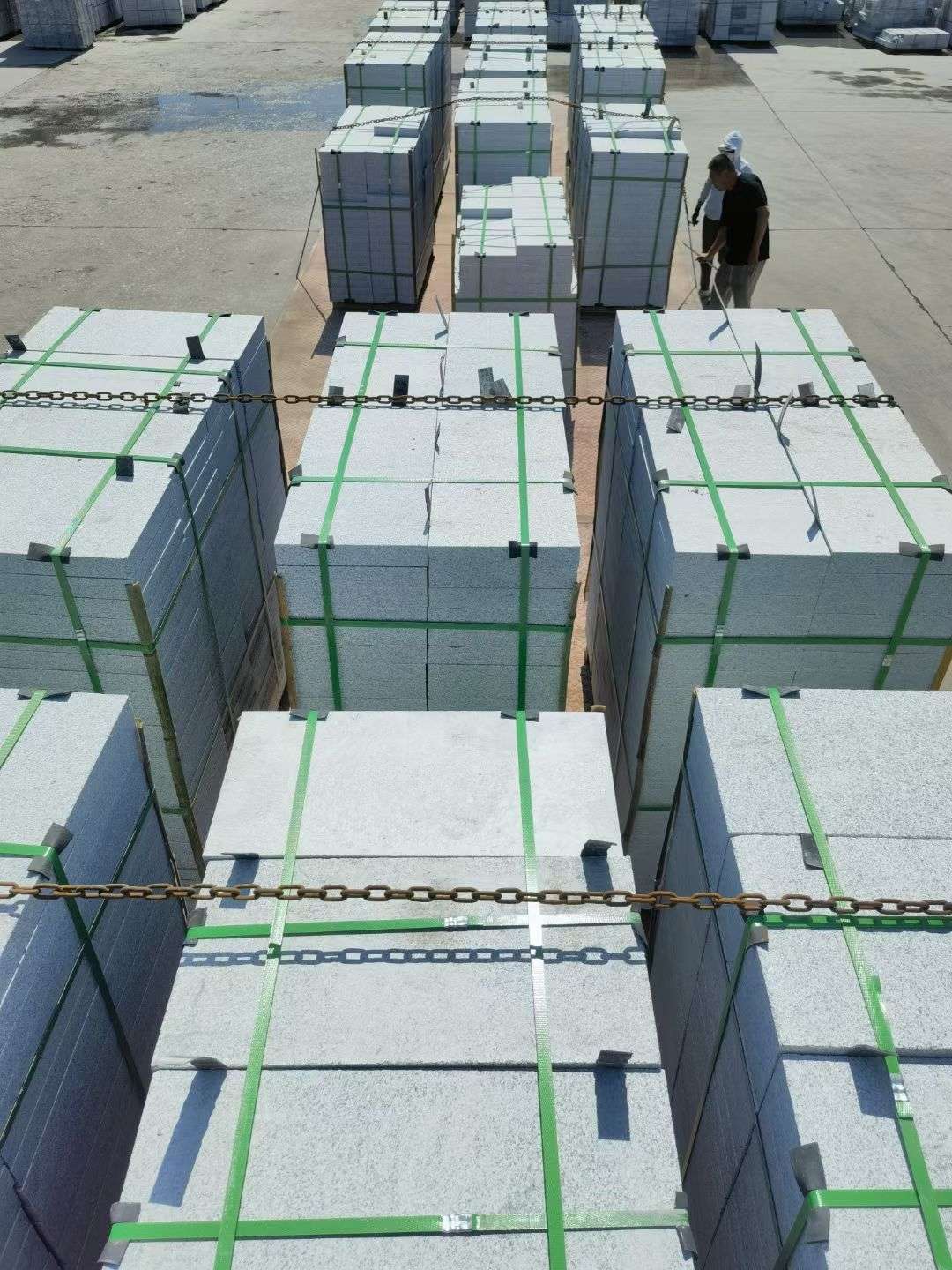 宁夏 芝麻白花岗岩5公分地铺石 花岗岩厂家工厂装车日常