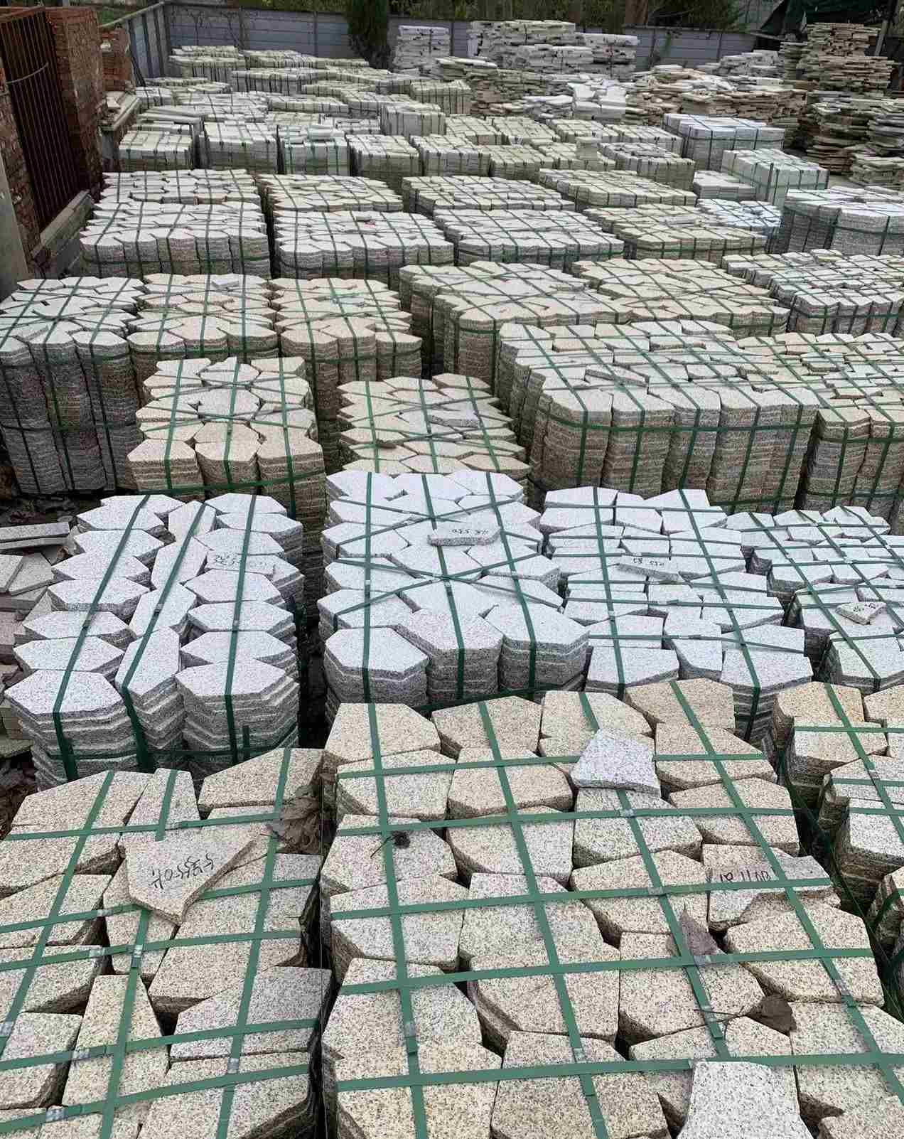 宁夏 黄金麻白麻花岗岩荔枝面地铺石(冰裂纹)